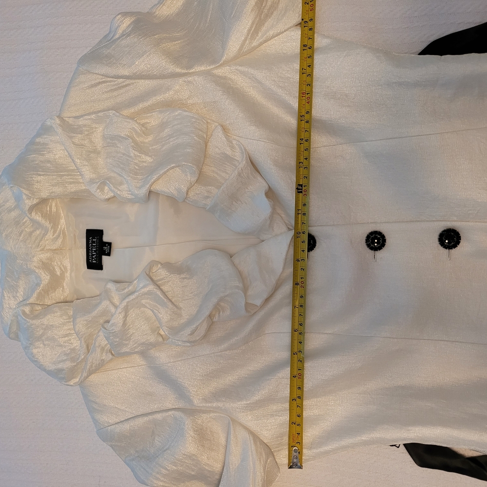 Elegant White Blouse with Ruffle Collar